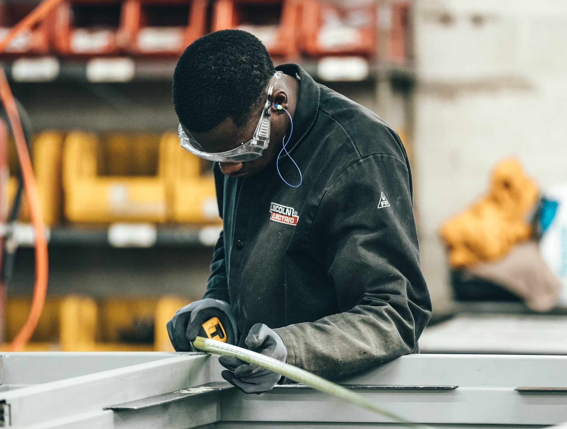 Photo d'un ouvrier travaillant le fer