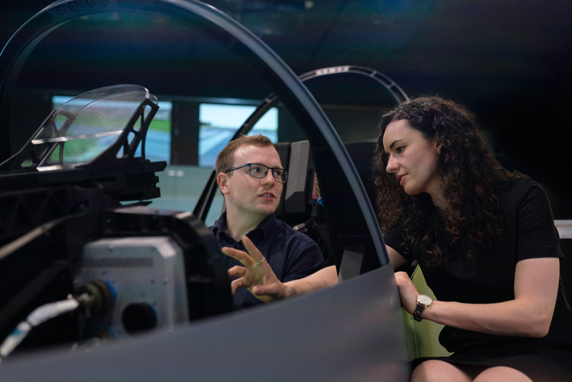 Photo d'un simulateur de vol et de deux ingénieurs