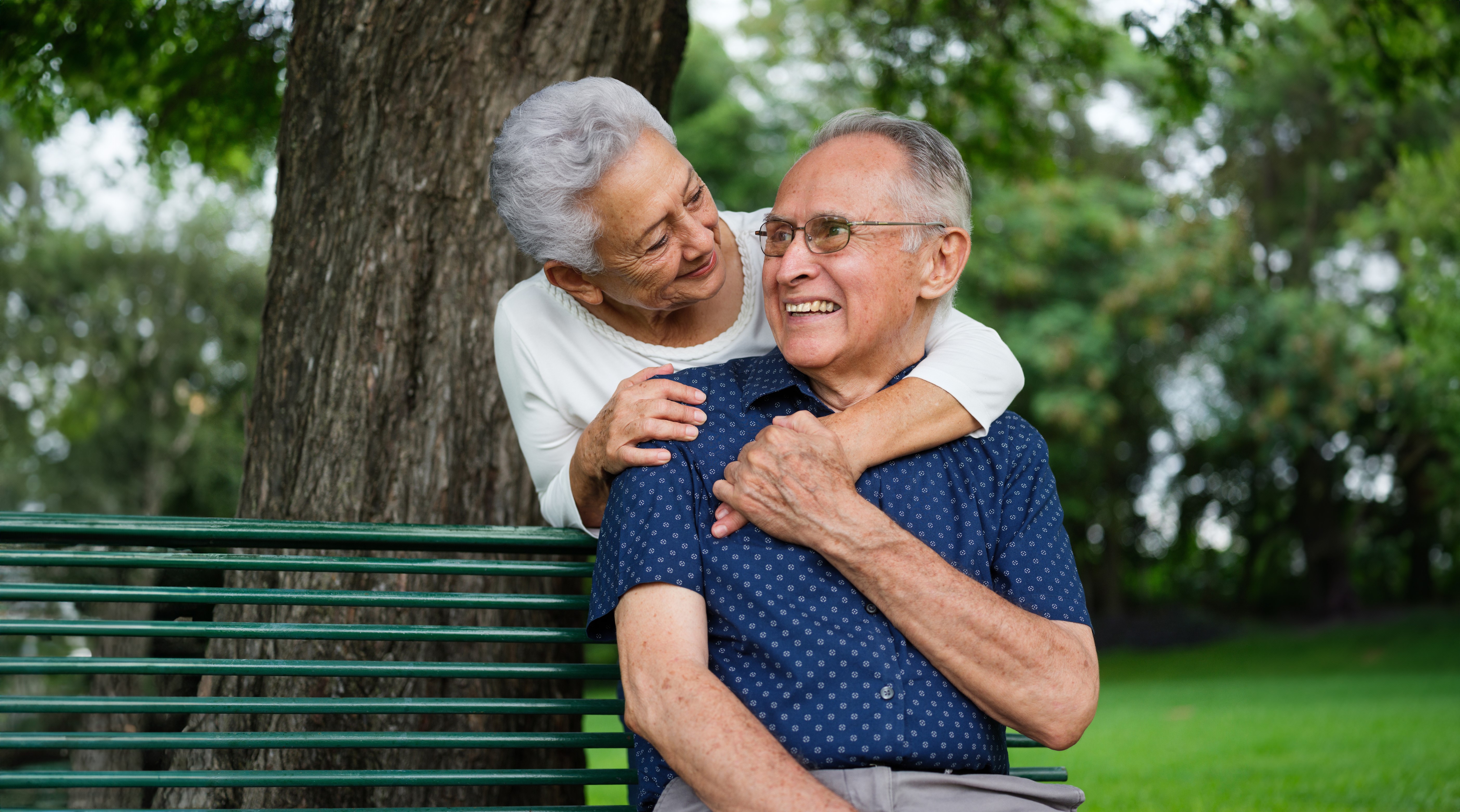 Photo d'un couple de personnes âgées