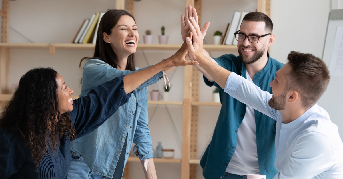 Une équipe faisant un high five